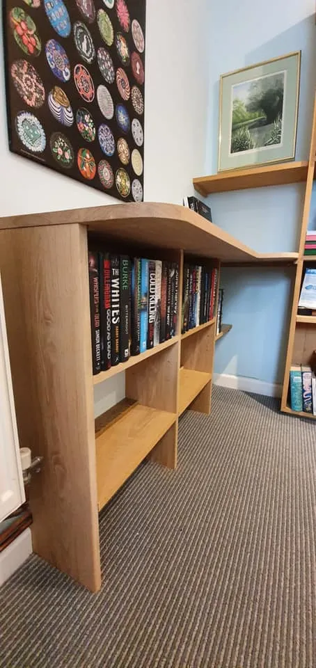 A bookshelf with a lot of books on it.